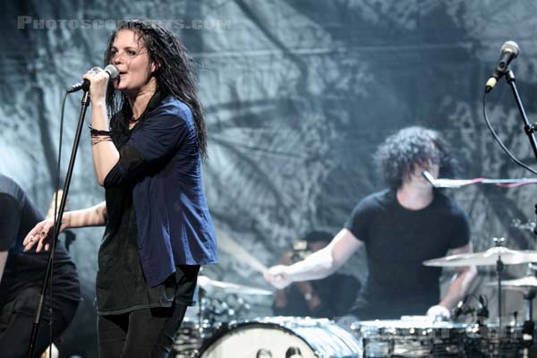 THE DEAD WEATHER - 2009-06-29 - PARIS - La Cigale - Alison Nicole Mosshart - John Anthony Gillis [Jack White]